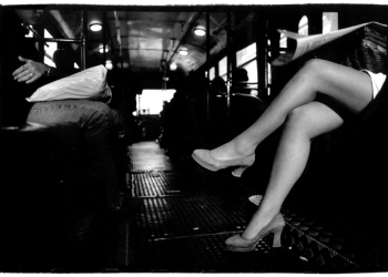 El autobús va quedando vacío al aproximase a destino, ya se puede leer el periódico cómodamente. Montevideo 1993 - Foto: http://www.luisalonso.com.uy