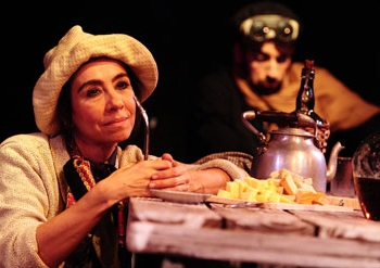 Paola Venditto como La Duvija en Hay barullo en el resorte - Foto httpteatrocircular.org.uy