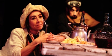 Paola Venditto como La Duvija en Hay barullo en el resorte - Foto httpteatrocircular.org.uy