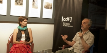 Veronica Cordeiro (curadora) y Ricardo Casas, durante el Encuentro con el autor Ricardo Casas. Foto Carlos Contrera / CdF