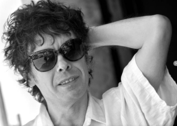 Lo hallé un mediodía tardío, porque lo era y porque es más poético decirlo así. Y sí… fue un hallazgo. Él estaba un tanto distante e íntimo, pero consigo mismo, detrás de la revista y de su café de a sorbos. Correcto, amable, casi resignado a su notoriedad. Foto: Javier Calvelo