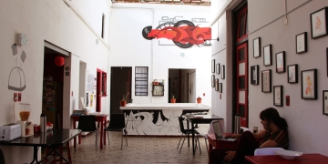 Imagen portada: Hostal Contraluz Art – Foto: Ana Oliva