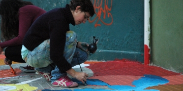 Pintando las veredas de tu ciudad - Domingo 29 de junio de 2014 Yaguarón esq. La Paz. Tercera jornada de este movimiento artístico callejero uruguayo, que interviene las veredas mediante una jornada integradora, abierta a la participación de todos. © Federico Meneses