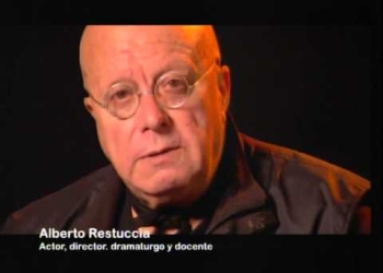 Micro Sánchez, constó de un ciclo de cortos, donde reconocidos artistas del ámbito teatral uruguayo, cuentan sus experiencias en el encuentro con la obra del dramaturgo Florencio Sánchez. En esta entrega, presentamos al actor, director, dramaturgo y docente Alberto Restuccia.