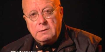 Micro Sánchez, constó de un ciclo de cortos, donde reconocidos artistas del ámbito teatral uruguayo, cuentan sus experiencias en el encuentro con la obra del dramaturgo Florencio Sánchez. En esta entrega, presentamos al actor, director, dramaturgo y docente Alberto Restuccia.