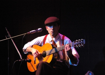 Facundo Fernández Luna junto a Martín Barea Mattos & por hora por día por mes en el Ciclo de música en dos tiempos en Teatro del Museo Torres García. Foto: Federico Meneses