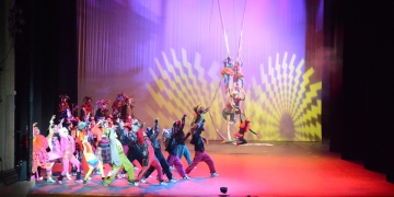 Vacaciones de Invierno: "Los músicos de Bremen" en el TEATRO SOLIS! Un espectáculo donde se conjugan diferentes ramas de las artes escénicas: actuación, canto, acrobacia aérea, circo, malabares, y diferentes géneros de danza, como el hip hop, el tango, o el ballet. Una puesta en escena sin precedentes en obras nacionales para público infantil, con más de 40 artistas en escena. Foto © Federico Meneses