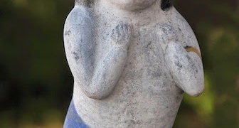 Imagen: Detalle de la obra Virgen de Guadalupe, indiecito (talla en granito policromado) del artista floridense Juan Ángel Palomeque (1937). Fotografía de Pablo Bielli.