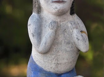 Imagen: Detalle de la obra Virgen de Guadalupe, indiecito (talla en granito policromado) del artista floridense Juan Ángel Palomeque (1937). Fotografía de Pablo Bielli.