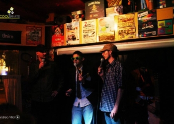 ACA ELLOS No es stand up , pero tiene stand up. No es un musical pero hay canciones. No es teatro, pero hay gente actuando. Es un show de humor, que no tiene gracia.© Andrea Villar