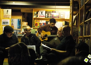 imagen - MONDOROCKO poesía, música y audiovisuales - PERFORMANCE POETICA EN LA LUPA LIBROS - Foto © Federico Meneses