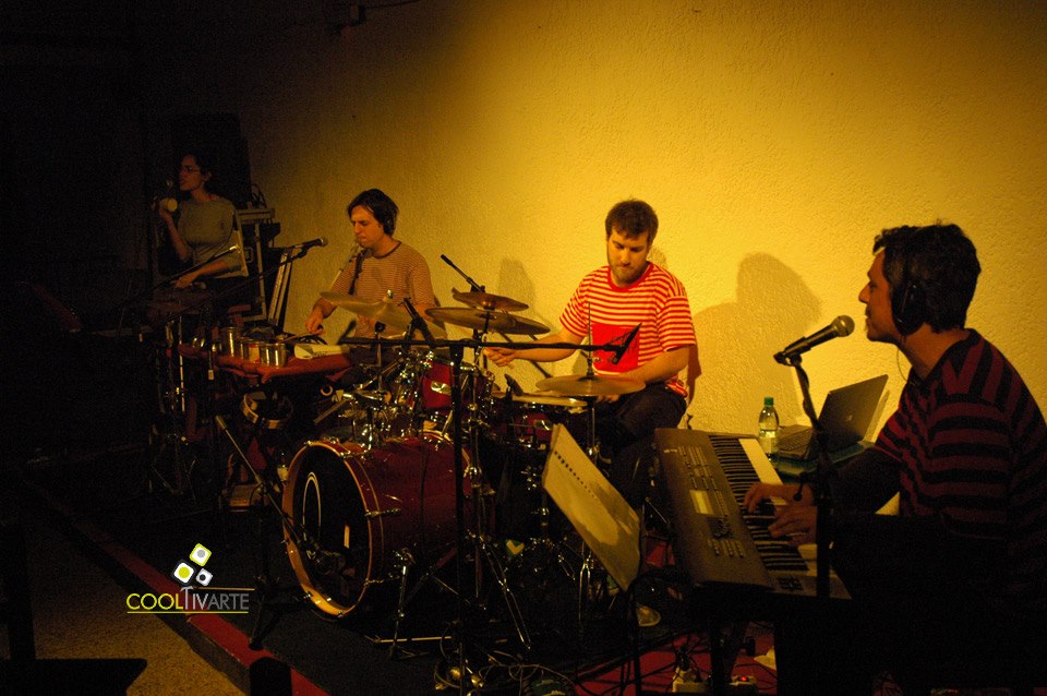 imagen - COSO presenta su disco INVASIÓN - Café La Diaria - Octubre 2010 © Federico Meneses