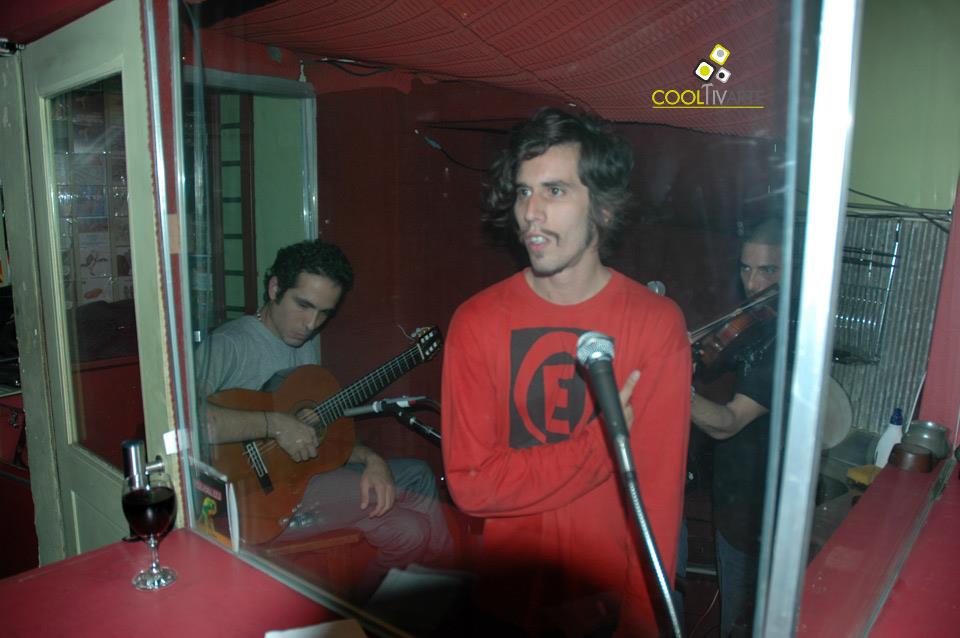 Martín Barea Mattos & Por hora por día por mes - Ronda de Poetas - Abril 2009 - © Federico Meneses imagen - Martín Barea Mattos & Por hora por día por mes - Ronda de Poetas - Abril 2009 - © Federico Meneses