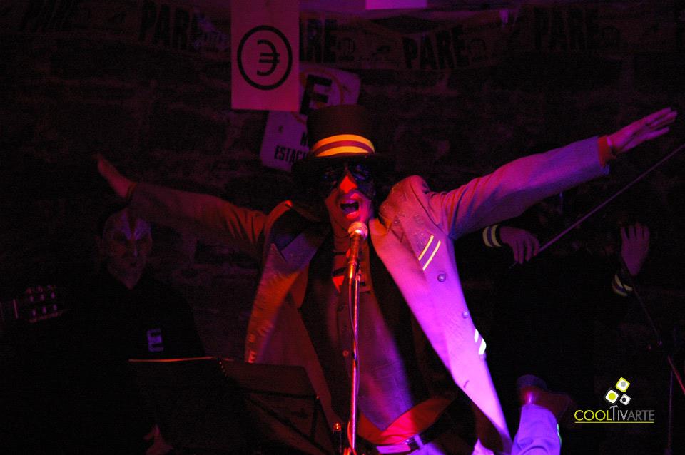 Yendo de La Ronda al Living - Setiembre 2009 - © Federico Meneses Yendo de La Ronda al Living - Setiembre 2009 - © Federico Meneses