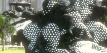 "HISTORIA DE CABALLOS" Intervención sobre la escultura de José Belloni. Adhesivo vinílico de corte sobre el bronce. Duración: 30 días. Montevideo, 1998.