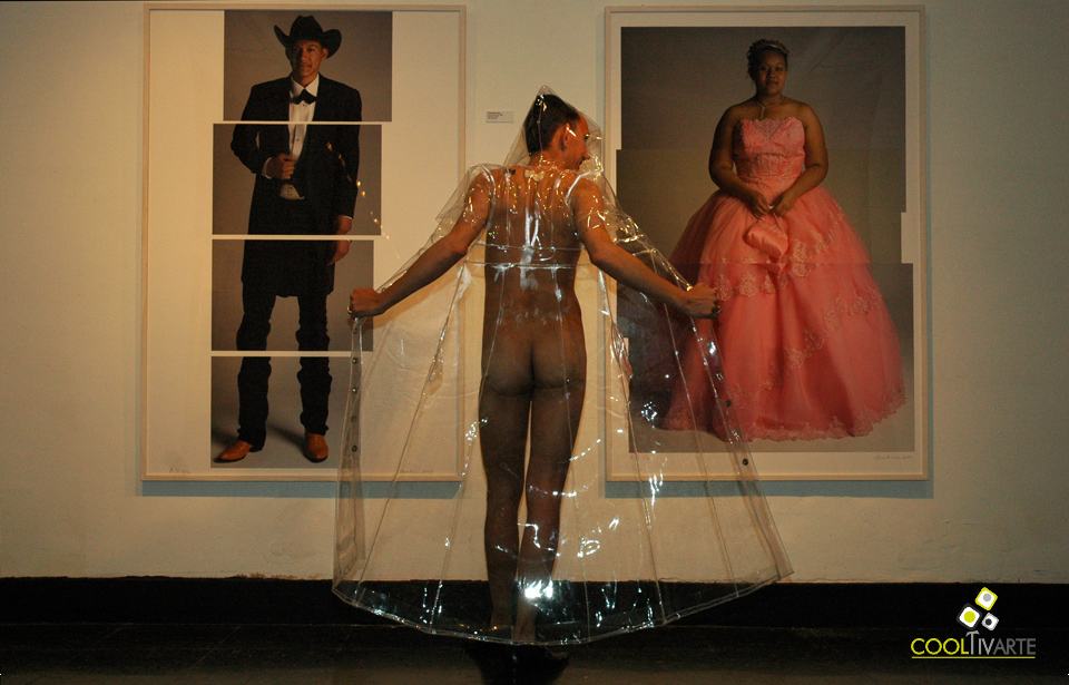 imagen - El traje nuevo del Emperador por Ernesto Risso - Centro de Exposiciones Subte - Octubre 2010 Obra seleccionada en el 54º PREMIO NACIONAL DE ARTES VISUALES – CARMELO ARDEN QUIN Montevideo - Uruguay © Federico Meneses