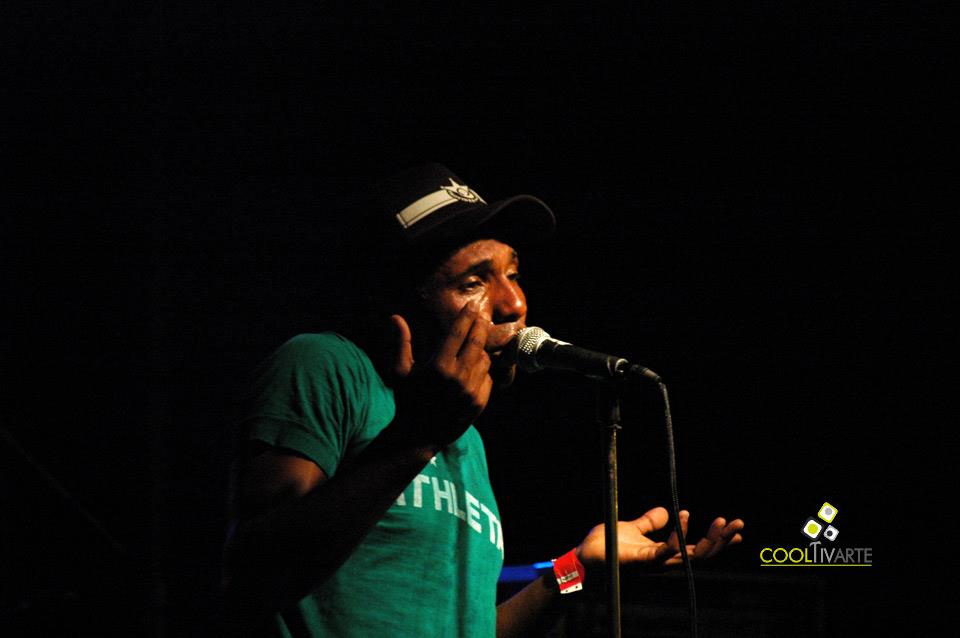 imagen - Abuela coca en escenario Kibón - Enero 2011 © Federico Meneses