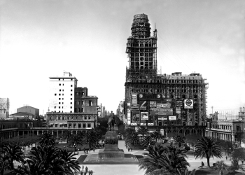 imagen - Plaza Independencia y Palacio Salvo en construcción. Años 1926 - 1927 (aprox.). (Foto: 3940FMH.CMDF.IMM.UY - Autor: S.d./IM).