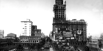 imagen - Plaza Independencia y Palacio Salvo en construcción. Años 1926 - 1927 (aprox.). (Foto: 3940FMH.CMDF.IMM.UY - Autor: S.d./IM).