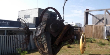 imagen - Diario de Ruta de (ayer) 21 de febrero de 2015 Por José Ignacio (Maldonado): obras del escultor Pedro Abdala expuestas casi a cielo abierto. Foto © Gustavo Gómez Rial