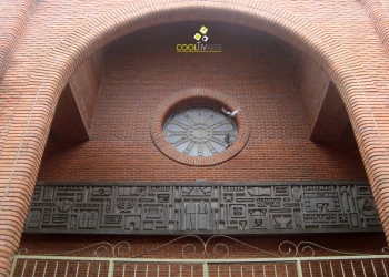 imagen - Juan de Andrés - Bajorrelieve de 15 m. en hormigón, atrio de la Iglesia de San José Obrero 1976, Treinta y Tres - Uruguay © Federico Meneses