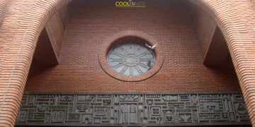 imagen - Juan de Andrés - Bajorrelieve de 15 m. en hormigón, atrio de la Iglesia de San José Obrero 1976, Treinta y Tres - Uruguay © Federico Meneses
