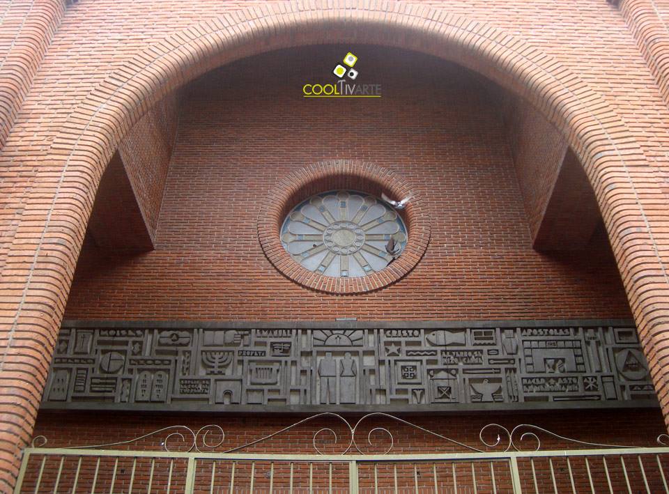 imagen - Juan de Andrés - Bajorrelieve de 15 m. en hormigón, atrio de la Iglesia de San José Obrero 1976, Treinta y Tres - Uruguay © Federico Meneses