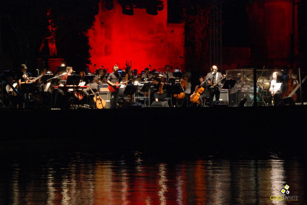 imagen - Filarmónica de Montevideo en concierto de Temporada de Verano, Dirige Martin Lebel, junto a La Triple Nelson, Ana Prada y artistas invitados. Lago del Parque Rodó, en el marco del Festival del Castillo "Castillo Encantado" Febrero 2015 © Igor Chuff