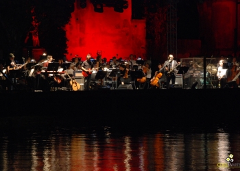 imagen - Filarmónica de Montevideo en concierto de Temporada de Verano, Dirige Martin Lebel, junto a La Triple Nelson, Ana Prada y artistas invitados. Lago del Parque Rodó, en el marco del Festival del Castillo "Castillo Encantado" Febrero 2015 © Igor Chuff