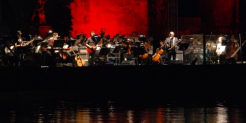 imagen - Filarmónica de Montevideo en concierto de Temporada de Verano, Dirige Martin Lebel, junto a La Triple Nelson, Ana Prada y artistas invitados. Lago del Parque Rodó, en el marco del Festival del Castillo "Castillo Encantado" Febrero 2015 © Igor Chuff