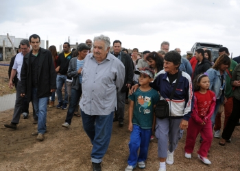 imagen - Presidente Muijica en recorrida del Plan Juntos en Camino de las Tropas y Luis Batlle Berres - Foto - http://www.presidencia.gub.uy/