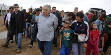imagen - Presidente Muijica en recorrida del Plan Juntos en Camino de las Tropas y Luis Batlle Berres - Foto - http://www.presidencia.gub.uy/