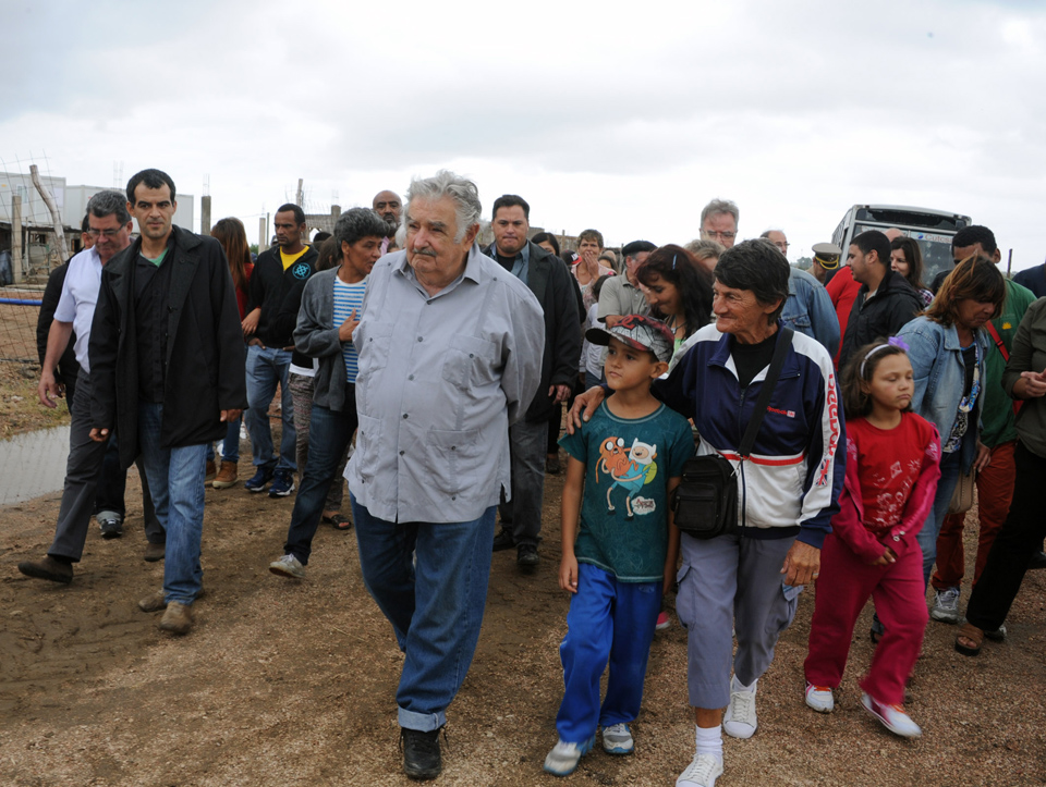 Presidente Muijica en recorrida del Plan Juntos en Camino de las Tropas y Luis Batlle Berres - Foto - http://www.presidencia.gub.uy/ imagen - Presidente Muijica en recorrida del Plan Juntos en Camino de las Tropas y Luis Batlle Berres - Foto - http://www.presidencia.gub.uy/