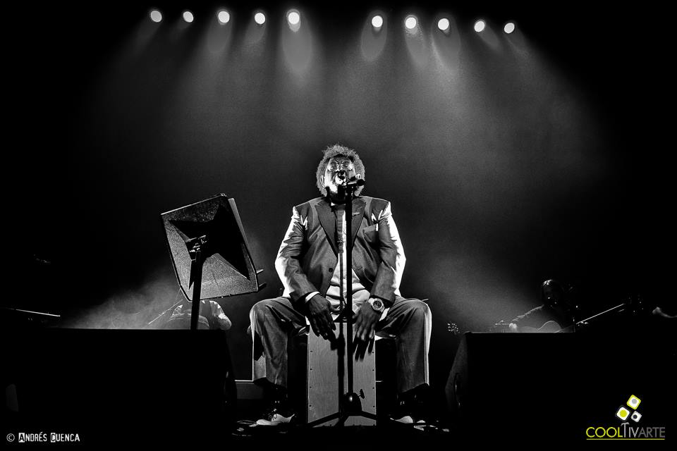 Rubén Rada, presentando su disco "Tango, milonga y candombe" anoche en el teatro El Galpón. Hoy presenta su última función. Foto: © Andrés Cuenca imagen - Rubén Rada, presentando su disco "Tango, milonga y candombe" anoche en el teatro El Galpón. Hoy presenta su última función. Foto: © Andrés Cuenca