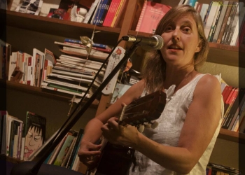 imagen - Presentación de Queyi en Lalá café 9/4/2015 - Foto © Yvonne Morales