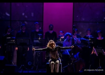 MONICA NAVARRO / Durazno Sangrando