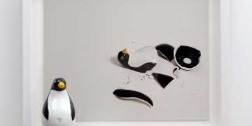 imagen - Reconstruction (Penguin) (2007) Framed archival digital print with wooden shelf and porcelain figurine Total size installed: 14 ¾ X 18 ½ X 5 ½ Part of the Reconstructions series - http://lilianaporter.com/