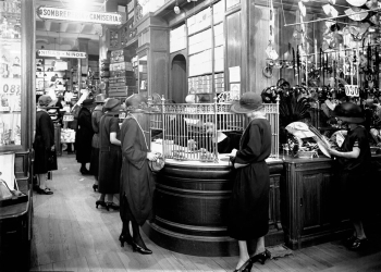 imagen - London-París: S.i. Tienda London Paris. Año 1922. (Archivo de la Imagen del Sodre)