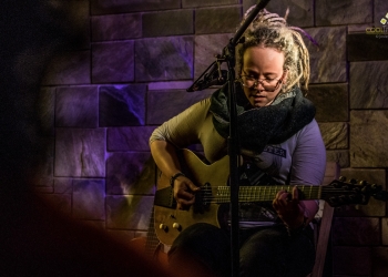 imagen - Larissa Baq en su “Gira al Sur“. Registro de su paso por Lalá café con libros, 29 de Julio 2015 - Foto © Javier Fuentes.