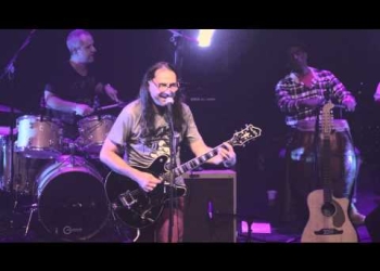 ALBERTO WOLF & LOS TERAPEUTAS / Chico, repique y piano arrasan