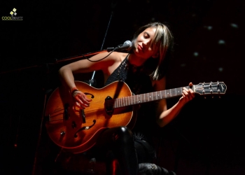 El pasado viernes 10 de abril se presentó ALFONSINA en la Sala Vaz Ferreira con su disco "El bien traerá el bien y el mal traerá canciones" .......................................................... www.cooltivarte.com FOTOS: Daniela Hernández