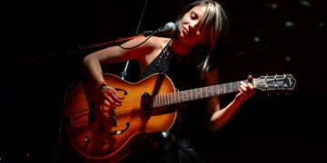 El pasado viernes 10 de abril se presentó ALFONSINA en la Sala Vaz Ferreira con su disco "El bien traerá el bien y el mal traerá canciones" .......................................................... www.cooltivarte.com FOTOS: Daniela Hernández