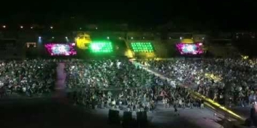 ROCKIN’1000 THAT’S LIVE – David Bowie – Rebel Rebel