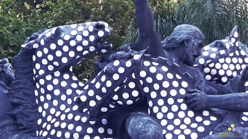 "Historia de caballos" del artista Diego Masi​ - Noviembre 2016 - Plaza Bafini - Montevideo - Foto celular © Federico Meneses