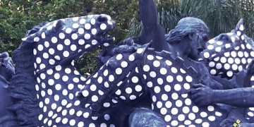 "Historia de caballos" del artista Diego Masi​ - Noviembre 2016 - Plaza Bafini - Montevideo - Foto celular © Federico Meneses