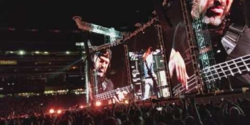 Rob Trujillo plays a tribute to Chris Cornell playing the Black Hole Sun chorus before also playing tribute to Cliff Burton. RIP Chris and Cliff