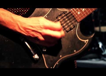 Video clip de "SIN MÁS" canción incluída en su disco SE PULE LA COLMENA