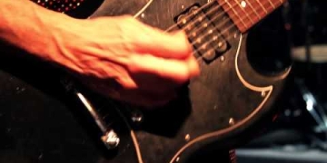 Video clip de "SIN MÁS" canción incluída en su disco SE PULE LA COLMENA