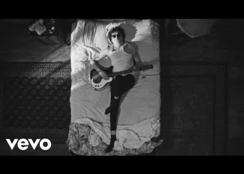 Music video by Charly García performing Lluvia