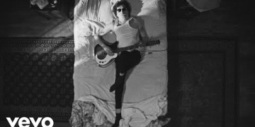 Music video by Charly García performing Lluvia
